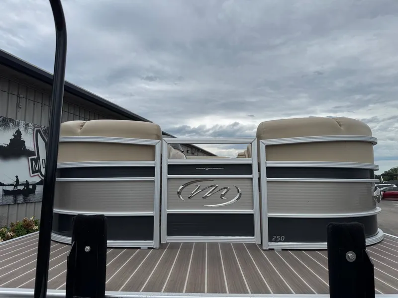 Slide: The Image of Manitou 25 SES 2014 - 3