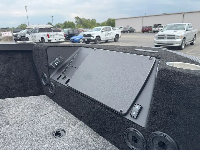 Slide: The Image of Alumacraft 2026 Alumacraft Competitor 185X SC 2026 - 12