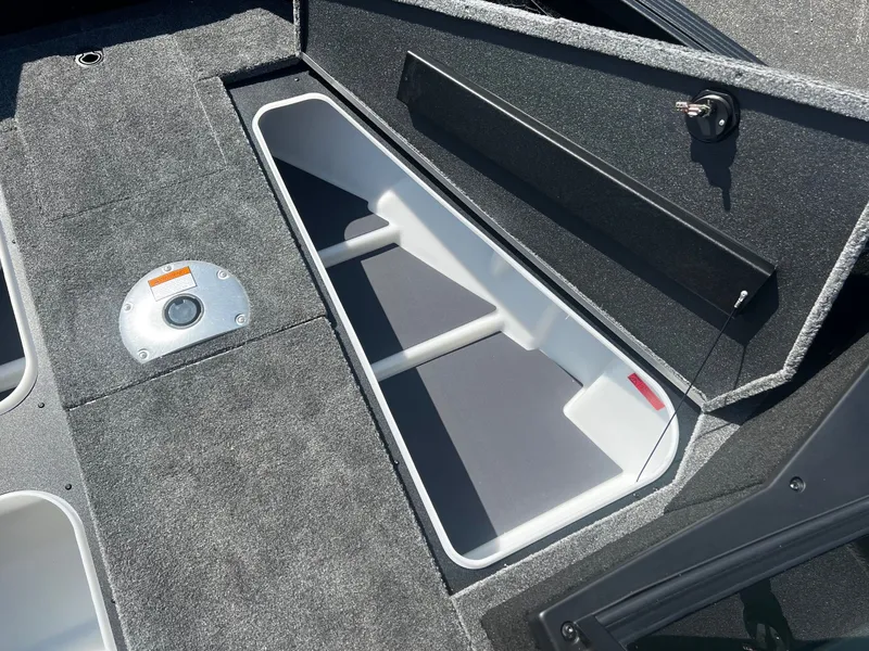 Slide: The Image of Alumacraft 2026 Alumacraft Competitor 175X Sport 2026 - 16