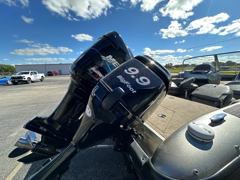 Slide: The Image of Tracker Tundra 20 WT 2003 - 10