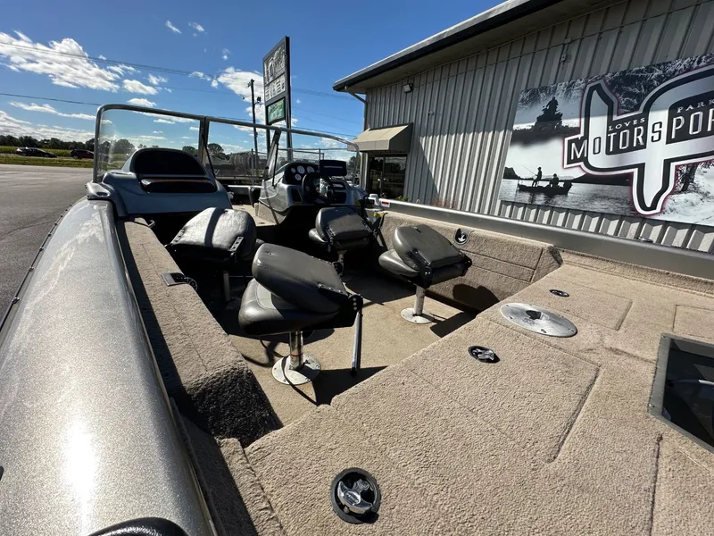 Slide: The Image of Tracker Tundra 20 WT 2003 - 15