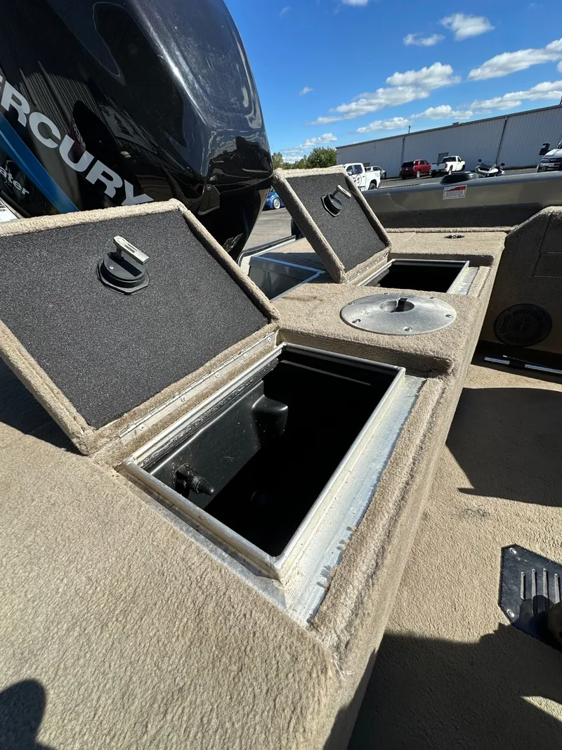 Slide: The Image of Tracker Tundra 20 WT 2003 - 26