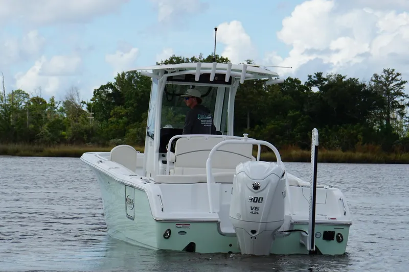 Slide: The Image of 2024 Sea Hunt Ultra 255 SE boat on water, featuring Yamaha 300 V6 engine. - 19