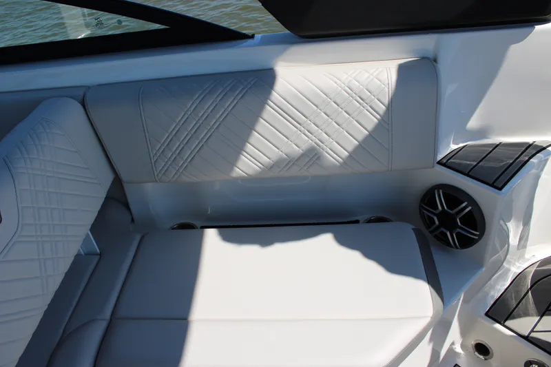 Slide: The Image of Sea Ray SDX 250 Outboard 2026 - 32