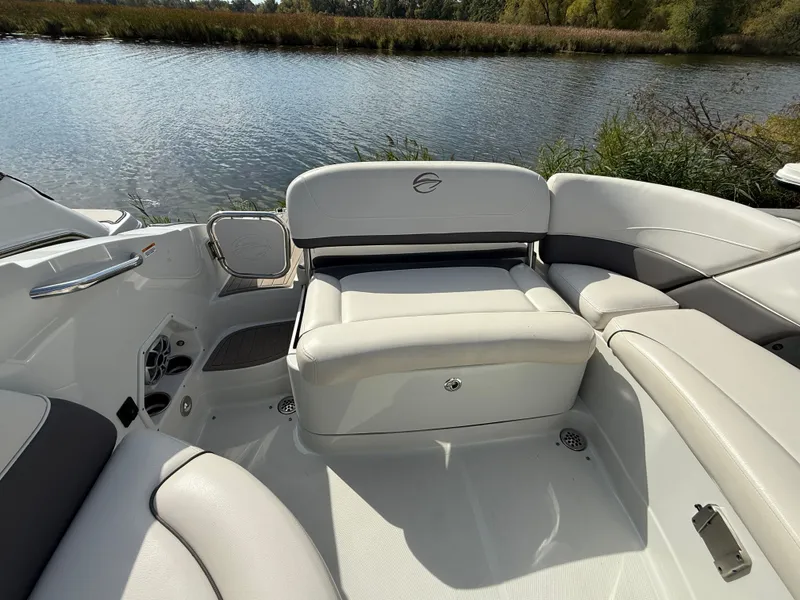 Slide: The Image of Crownline Boats Eclipse E4 2017 - 10