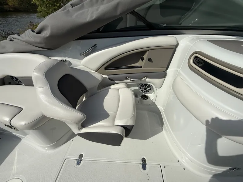 Slide: The Image of Crownline Boats Eclipse E4 2017 - 12