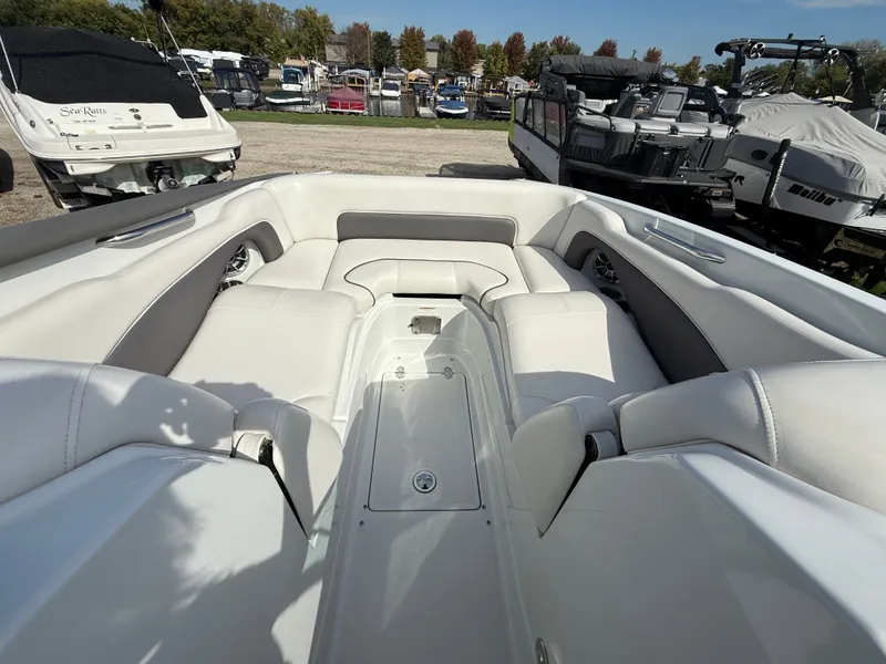 Slide: The Image of Crownline Boats Eclipse E4 2017 - 19