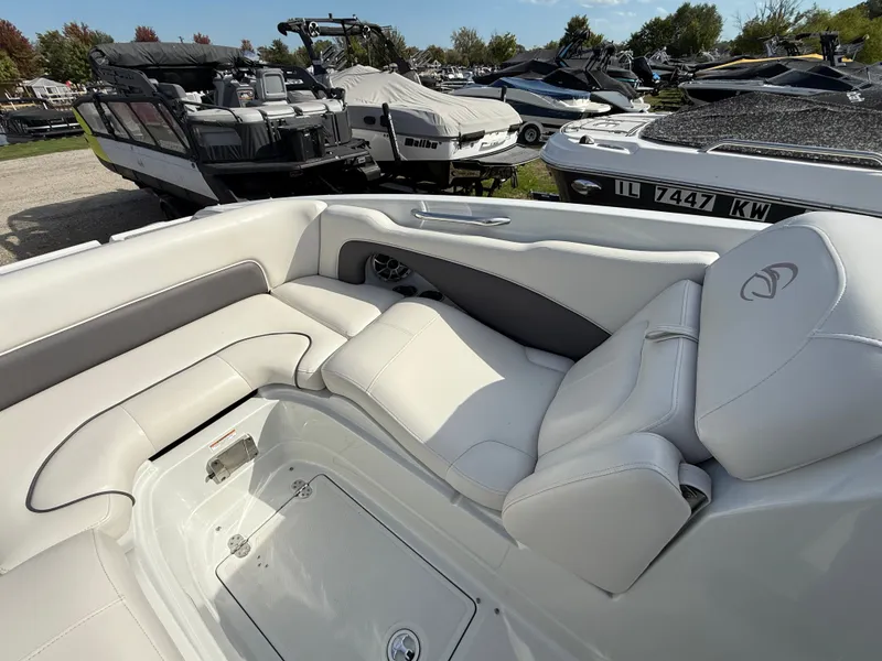 Slide: The Image of Crownline Boats Eclipse E4 2017 - 20