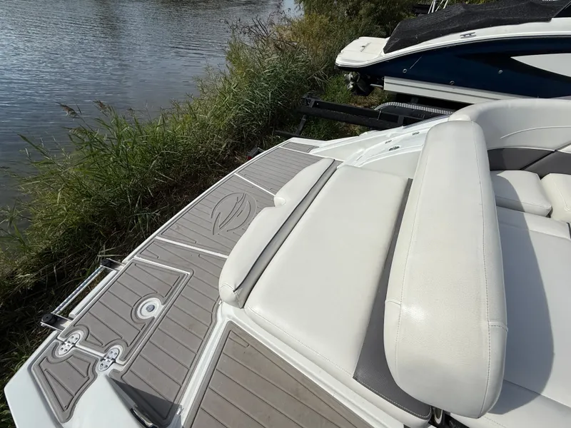 Slide: The Image of Crownline Boats Eclipse E4 2017 - 30