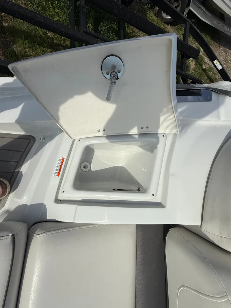Slide: The Image of Crownline Boats Eclipse E4 2017 - 33