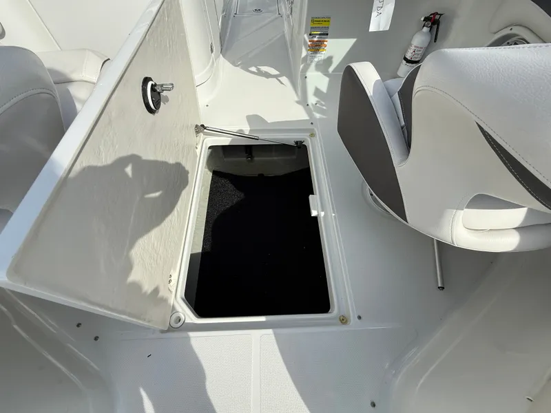 Slide: The Image of Crownline Boats Eclipse E4 2017 - 40