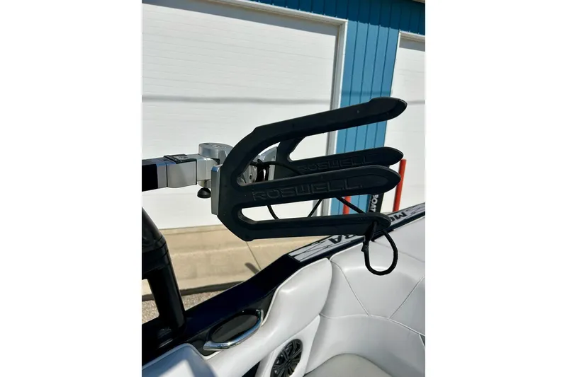 Slide: The Image of 2018 Moomba Helix boat with Roswell wakeboard rack attachment. - 40