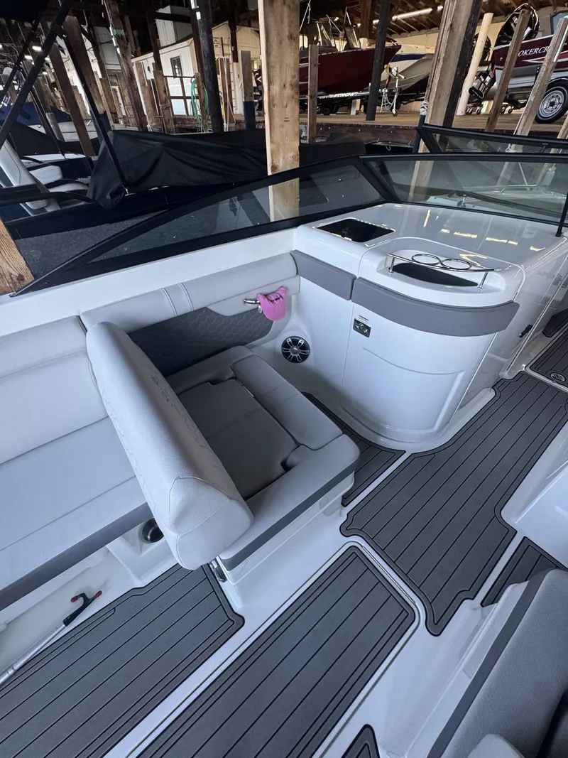 Slide: The Image of Sea Ray 290SDX 2023 - 10