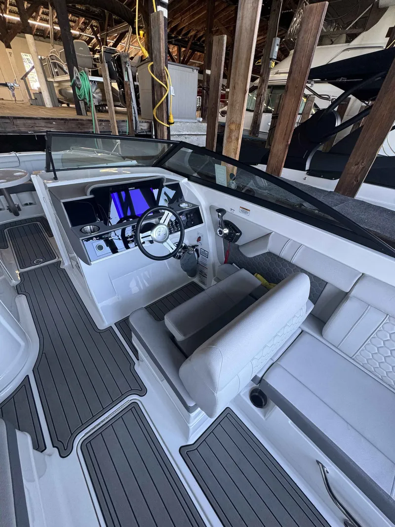 Slide: The Image of Sea Ray 290SDX 2023 - 11