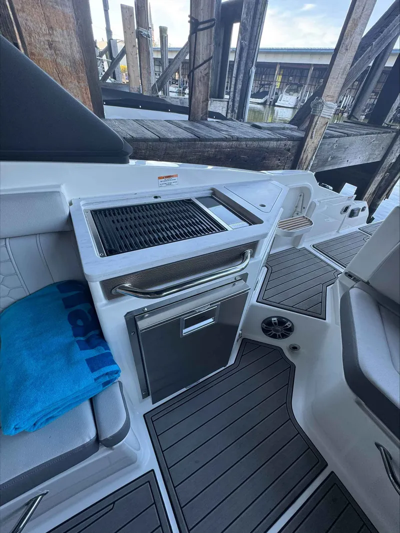 Slide: The Image of Sea Ray 290SDX 2023 - 12