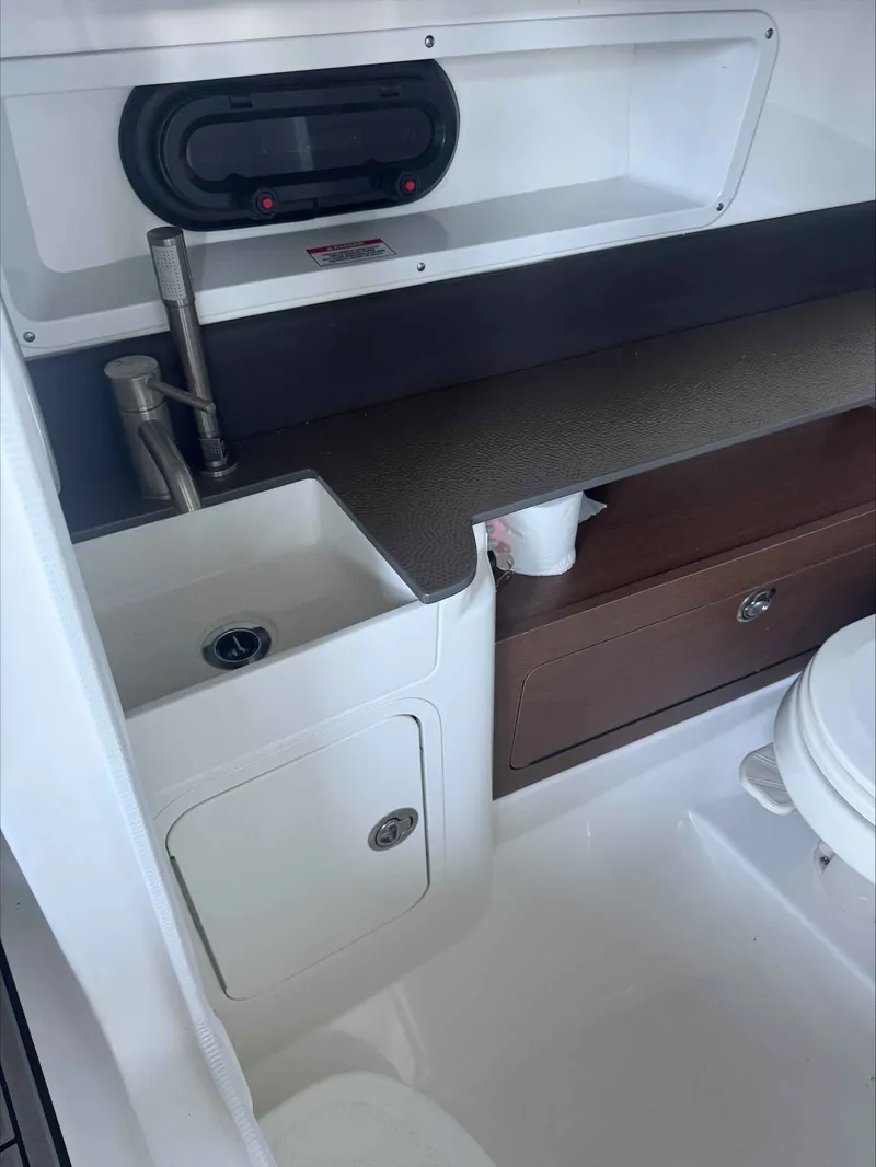 Slide: The Image of Sea Ray 290SDX 2023 - 16