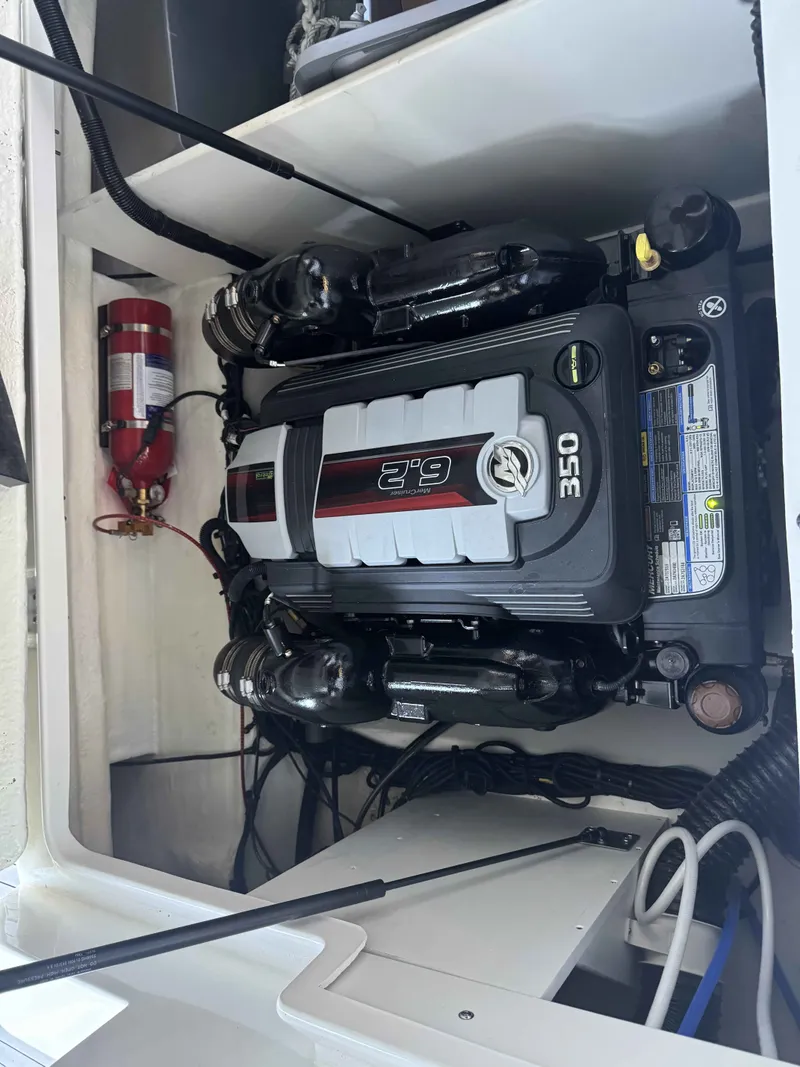 Slide: The Image of Sea Ray 290SDX 2023 - 17