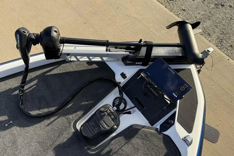 Slide: The Image of 2026 Skeeter ZXR19 SE boat with advanced trolling motor and navigation system. - 10