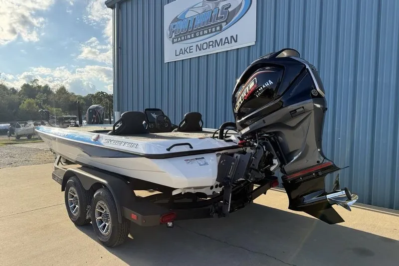 Slide: The Image of 2026 Skeeter ZXR19 SE boat with Yamaha engine at Foothills Marine Center, Lake Norman. - 4