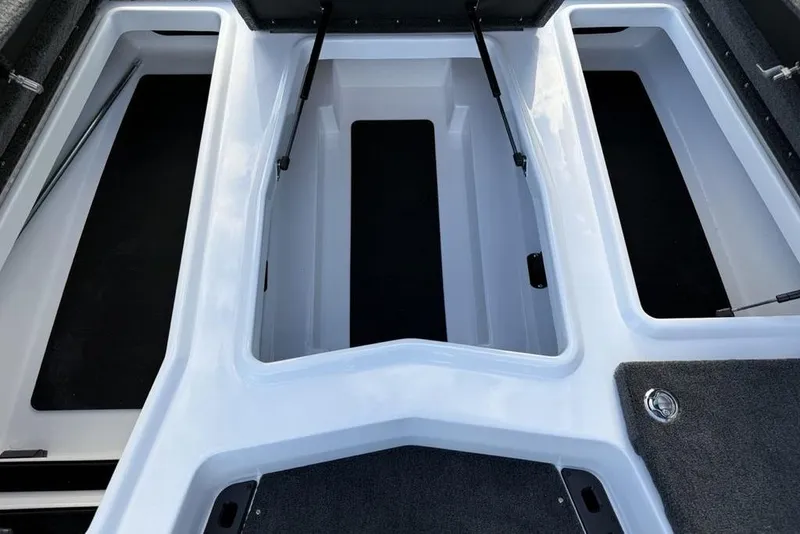 Slide: The Image of 2026 Skeeter ZXR19 SE boat storage compartments, open and spacious design. - 7