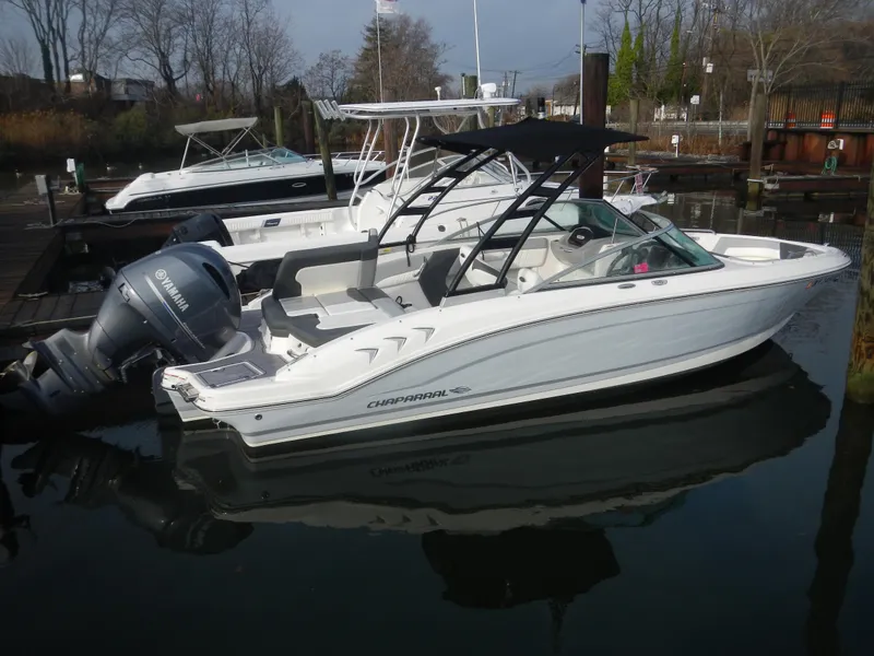 The Image of 2023 Chaparral 21 SSi OB boat docked in marina, side view. - 0
