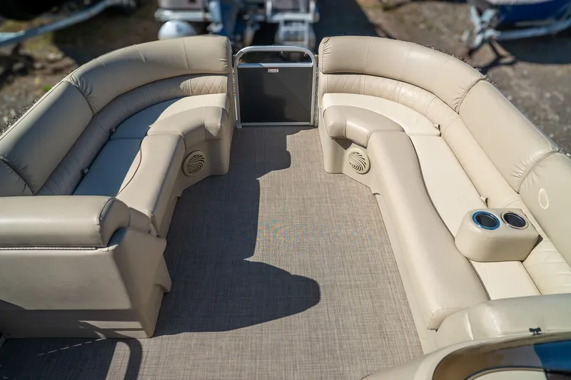 Slide: The Image of Bennington 21 SLX 2016 - 11