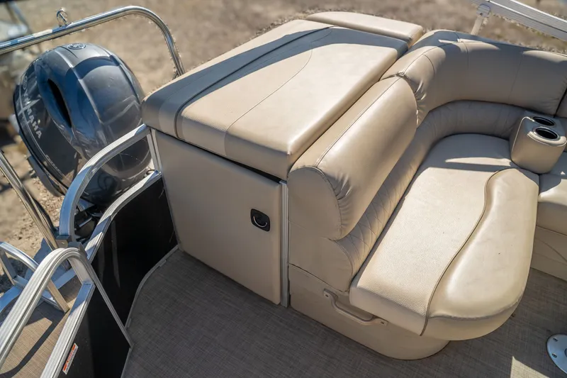 Slide: The Image of Bennington 21 SLX 2016 - 16