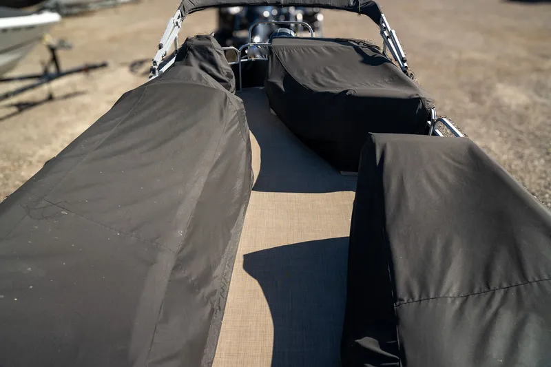 Slide: The Image of Bennington 21 SLX 2016 - 17