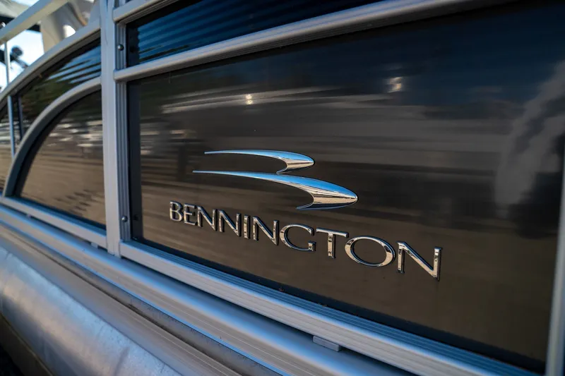 Slide: The Image of Bennington 21 SLX 2016 - 2