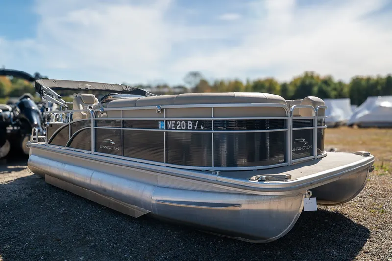 Slide: The Image of Bennington 21 SLX 2016 - 4