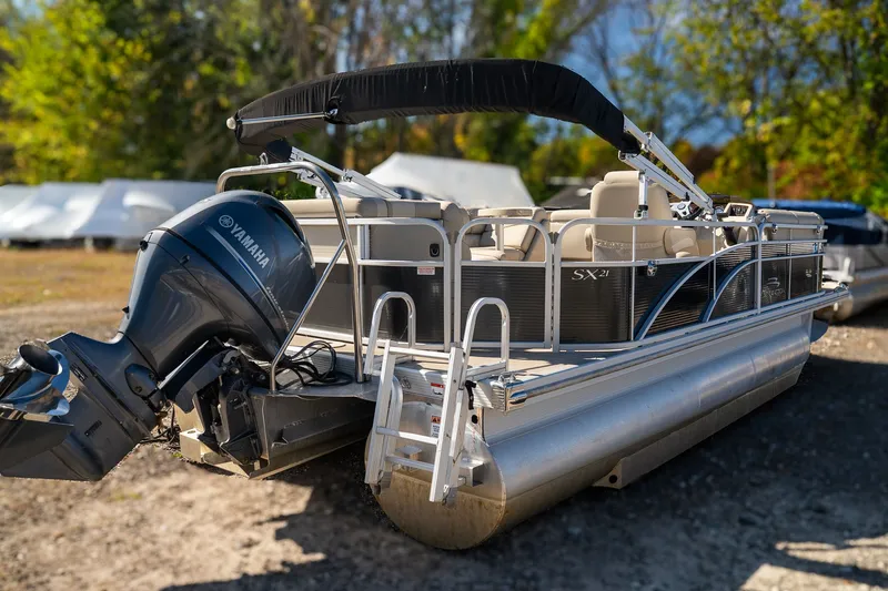 Slide: The Image of Bennington 21 SLX 2016 - 9