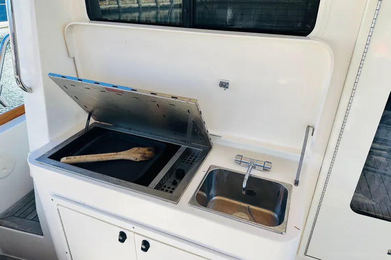 Slide: The Image of Outdoor sink and grill on 2006 Sabre 42 Fly Bridge yacht. - 59