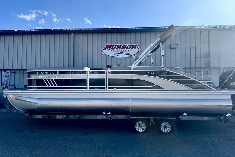 Slide: The Image of 2021 Bennington L 25 Swingback pontoon boat on trailer at Munson Ski and Marine. - 2