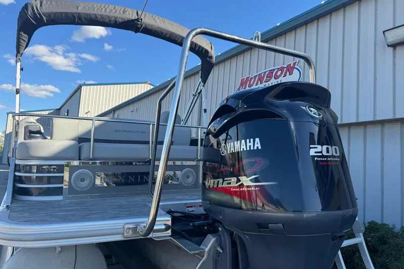 Slide: The Image of 2021 Bennington L 25 Swingback pontoon boat with Yamaha VMAX 200 engine. - 35