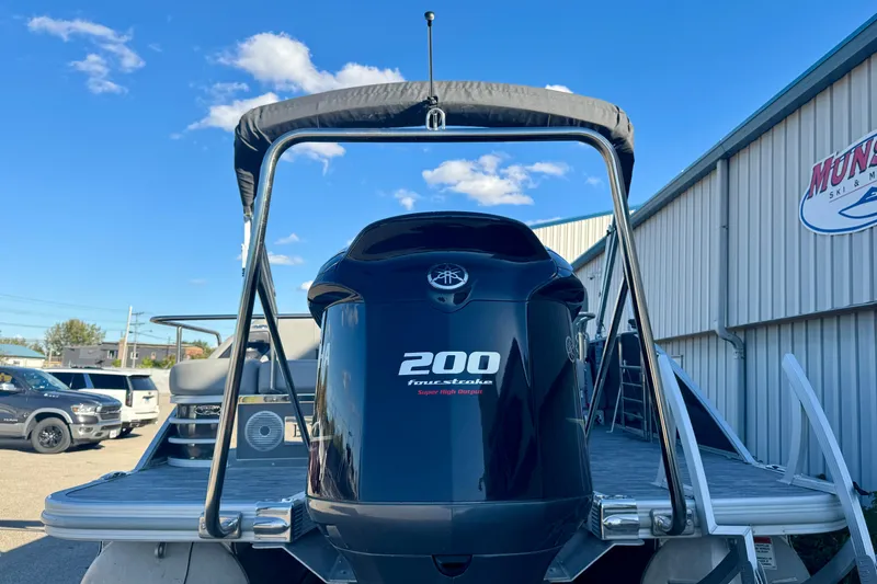Slide: The Image of 2021 Bennington L 25 Swingback boat with Yamaha 200 four-stroke engine, outdoor setting. - 36