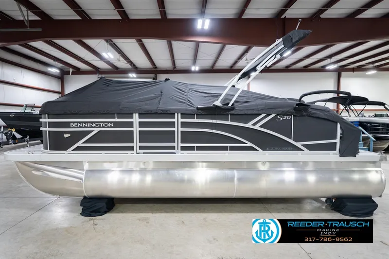 Slide: The Image of 2026 Bennington 20 SSB pontoon boat with cover in indoor showroom. - 51