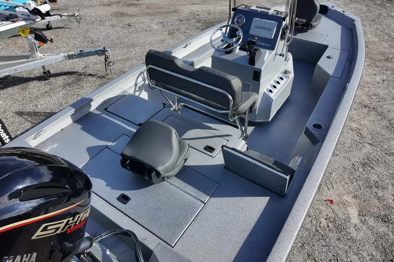 Slide: The Image of 2026 Xpress H20B Bay boat interior with Yamaha engine and Garmin electronics. - 5