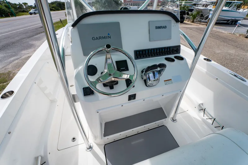 Slide: The Image of 2019 Twin Vee 240 GFX CC boat console with Garmin and Simrad electronics. - 18