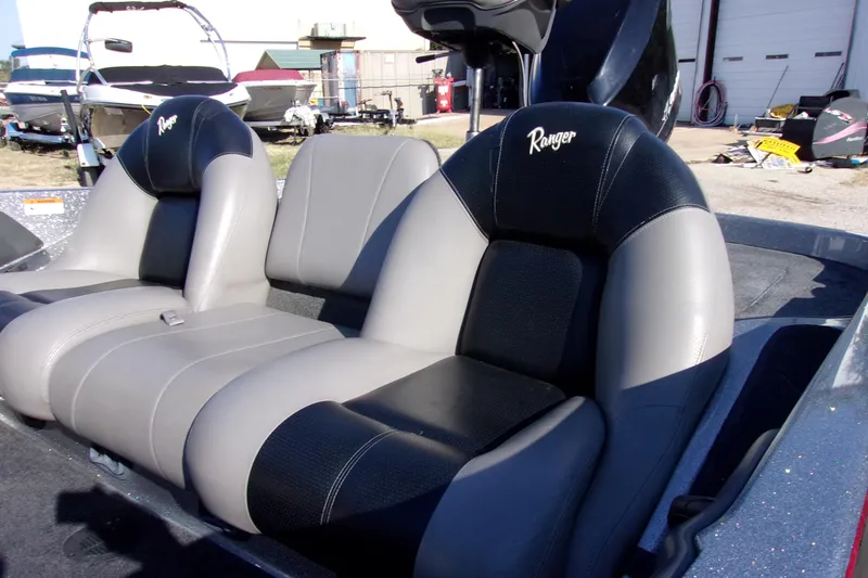 Slide: The Image of 2009 Ranger 188 VX boat seats, gray and black, in a marina setting. - 7