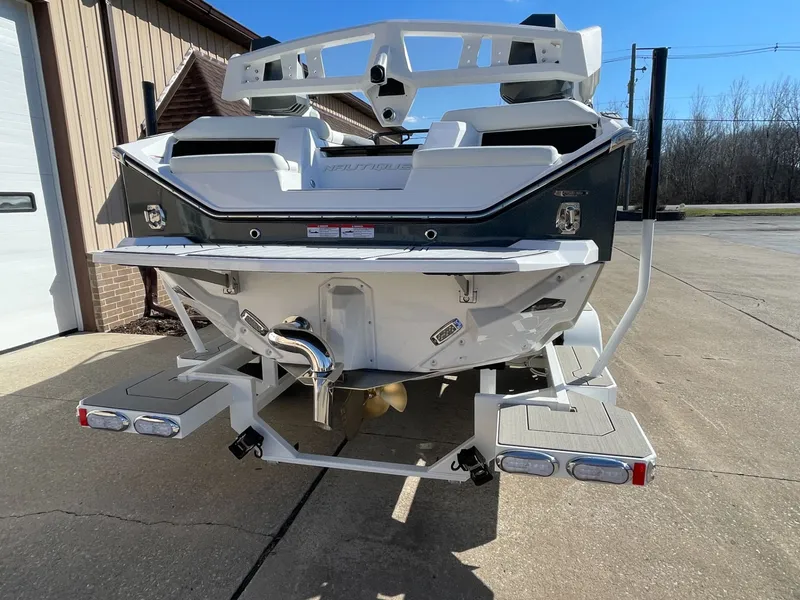 Slide: The Image of Nautique Super Air S21 2026 - 8