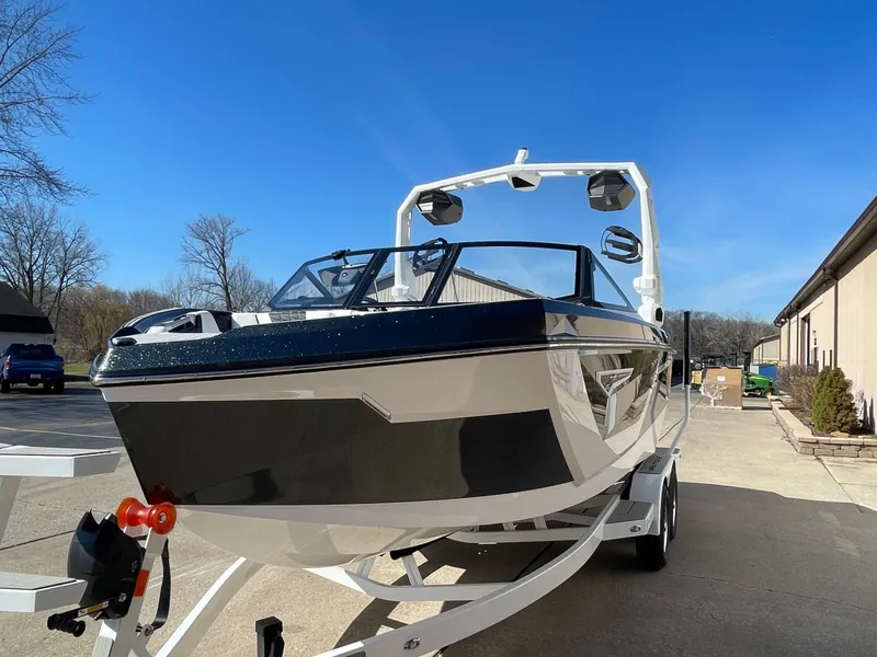 Slide: The Image of Nautique Super Air S21 2026 - 9