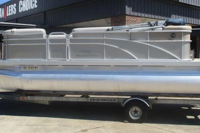 The Image of 2013 Bennington 20SL pontoon boat on trailer outside a building. - 1
