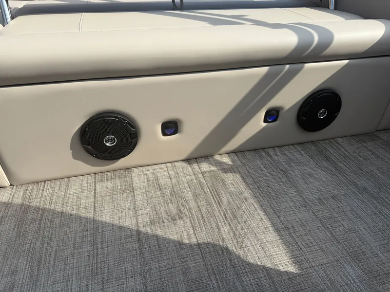 Slide: The Image of Bentley Pontoons Legacy 220 Swingback & Honda 4-Stroke EFI 2026 - 20