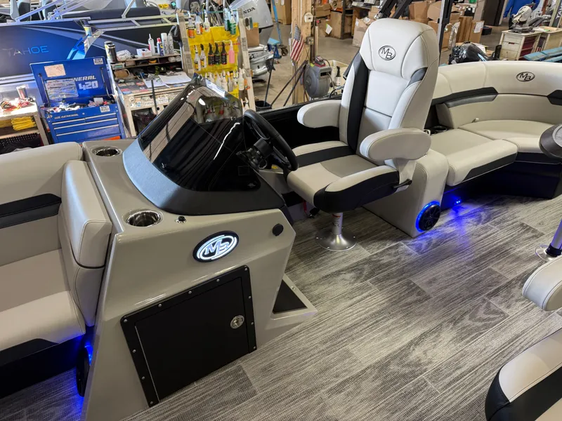 Slide: The Image of Montego Bay 8522 DL Quad Lounge Tritoon & Honda 4-Stroke EFI 2026 - 11