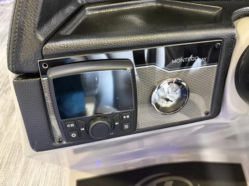 Slide: The Image of Montego Bay 8522 DL Quad Lounge Tritoon & Honda 4-Stroke EFI 2026 - 14