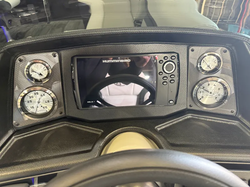 Slide: The Image of Montego Bay 8522 DL Quad Lounge Tritoon & Honda 4-Stroke EFI 2026 - 15