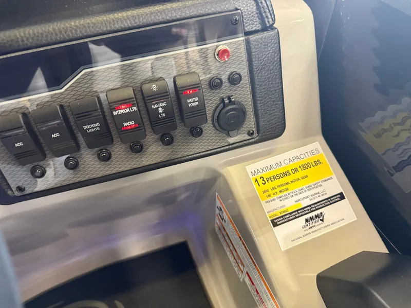 Slide: The Image of Montego Bay 8522 DL Quad Lounge Tritoon & Honda 4-Stroke EFI 2026 - 16