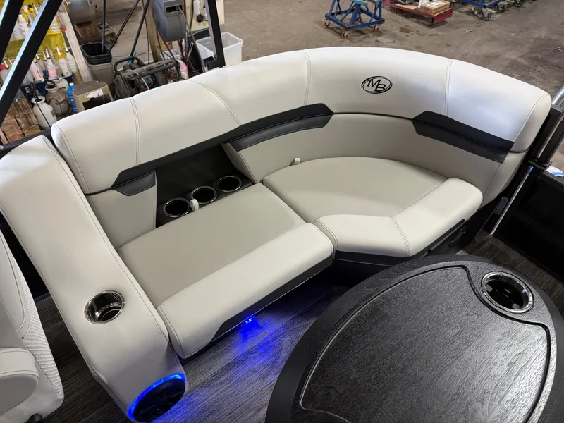 Slide: The Image of Montego Bay 8522 DL Quad Lounge Tritoon & Honda 4-Stroke EFI 2026 - 19
