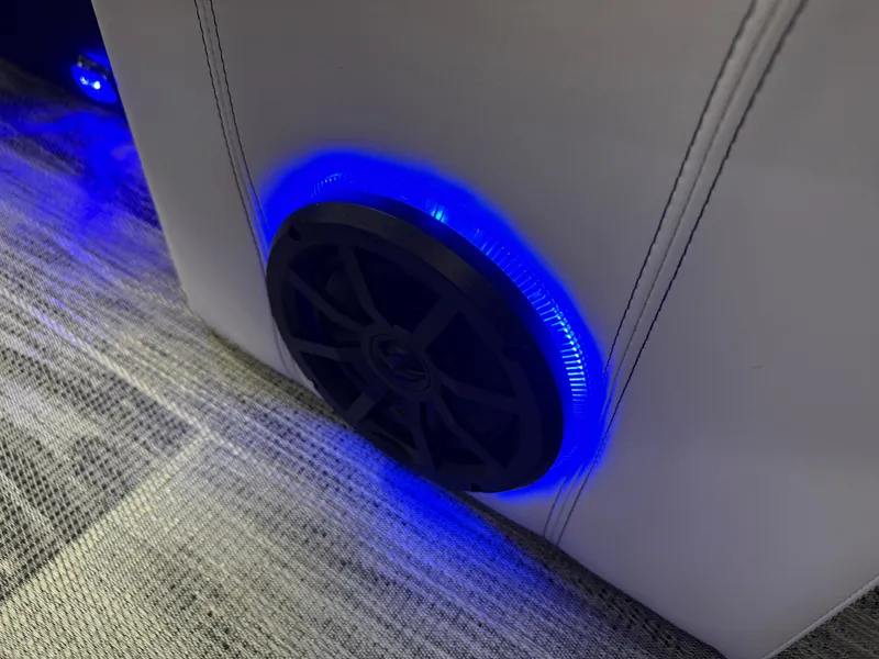 Slide: The Image of Montego Bay 8522 DL Quad Lounge Tritoon & Honda 4-Stroke EFI 2026 - 21