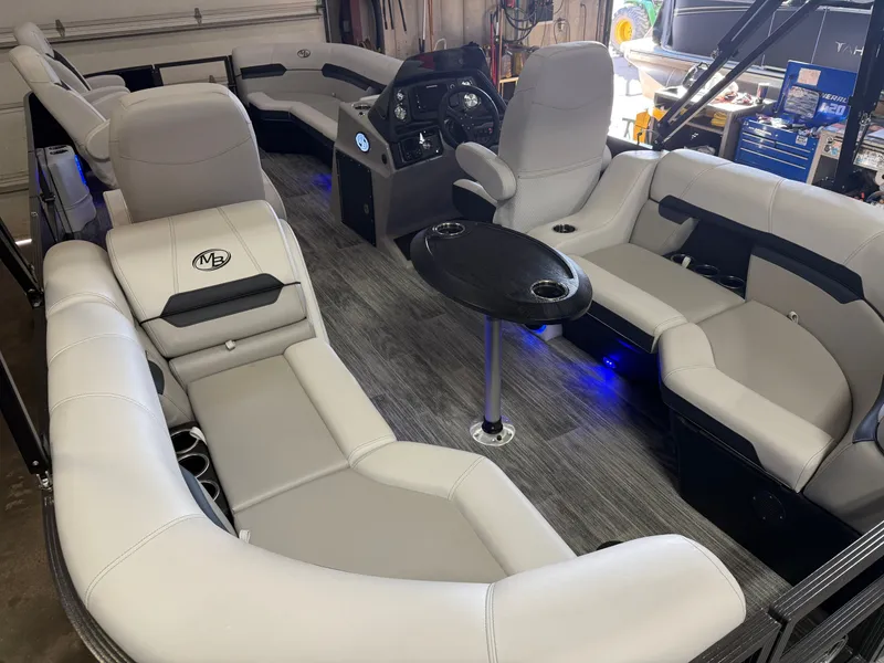 Slide: The Image of Montego Bay 8522 DL Quad Lounge Tritoon & Honda 4-Stroke EFI 2026 - 24